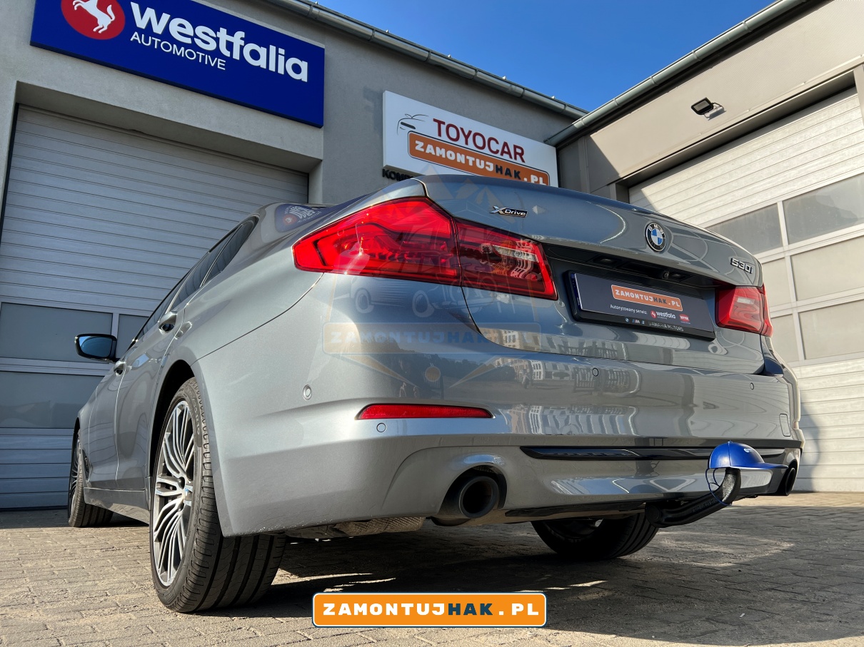 BMW 5 G30 z zamontowanym hakiem holowniczym Westfalia - gotowy do podróży z dodatkowym ładunkiem